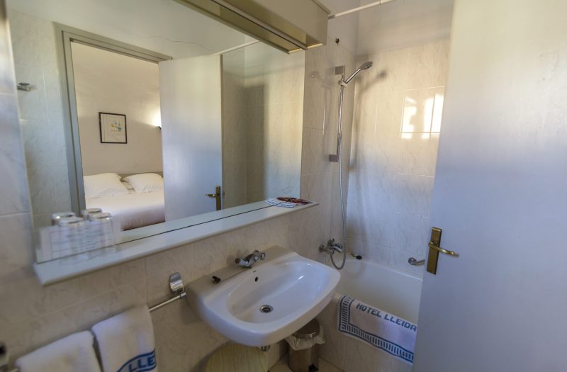hospedium-hotel-lleida-bano-doble-matrimonial-1-scaled